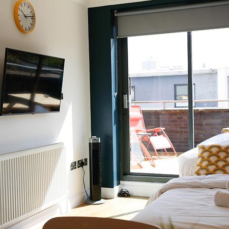 New Luxury Apartments In Central Location Next To Shops, Cafes, Bars & Metro 런던 외부 사진