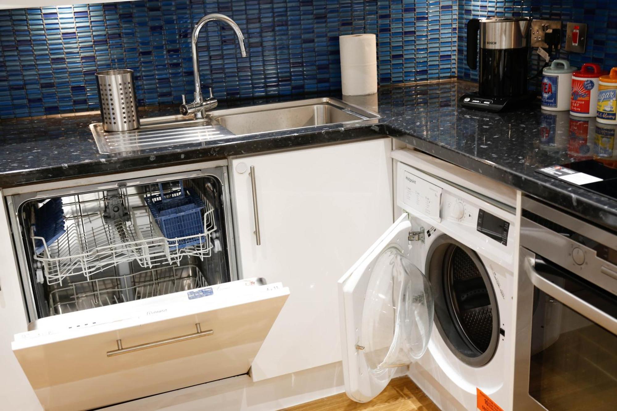 New Luxury Apartments In Central Location Next To Shops, Cafes, Bars & Metro 런던 외부 사진