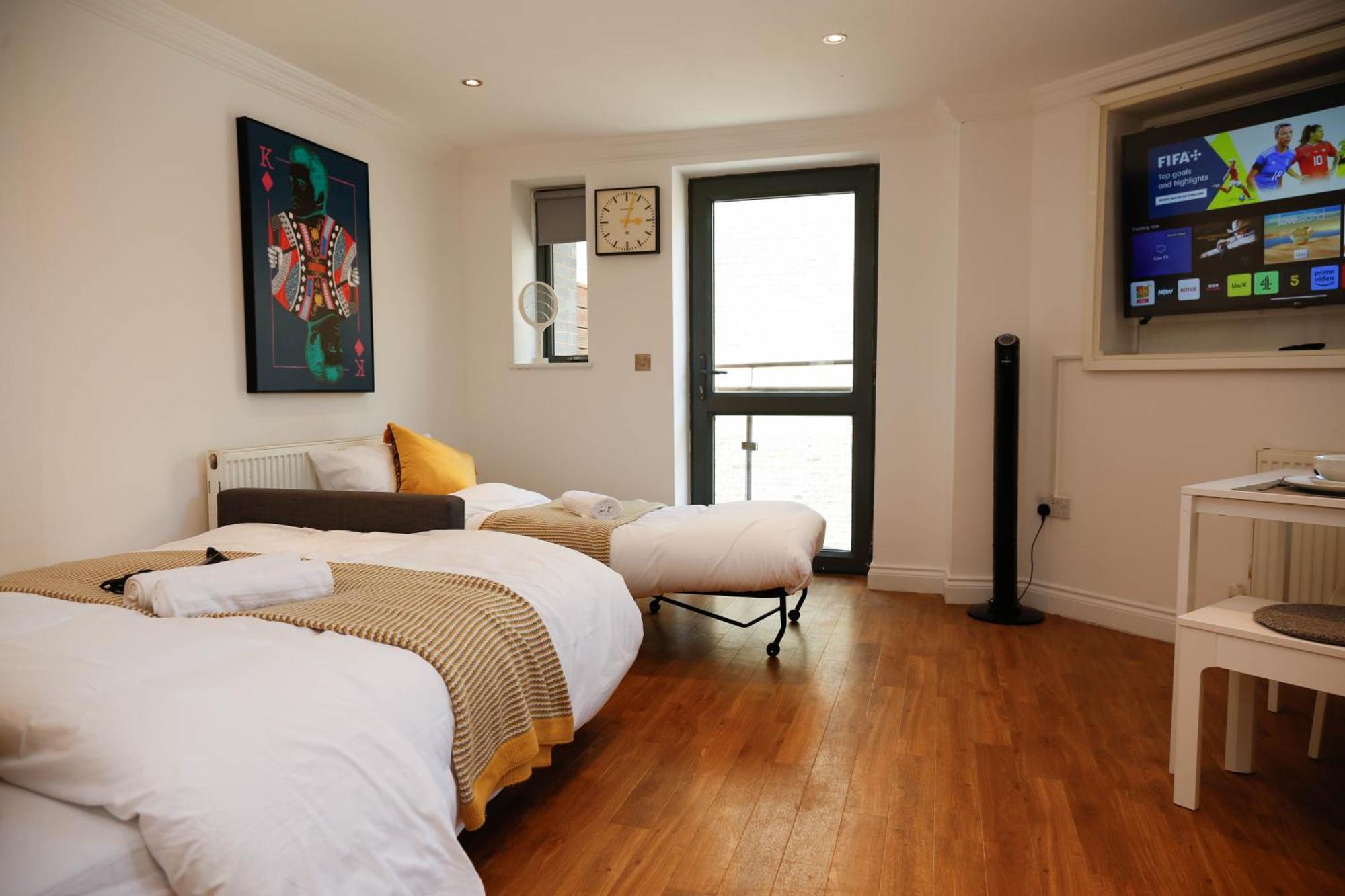 New Luxury Apartments In Central Location Next To Shops, Cafes, Bars & Metro 런던 외부 사진