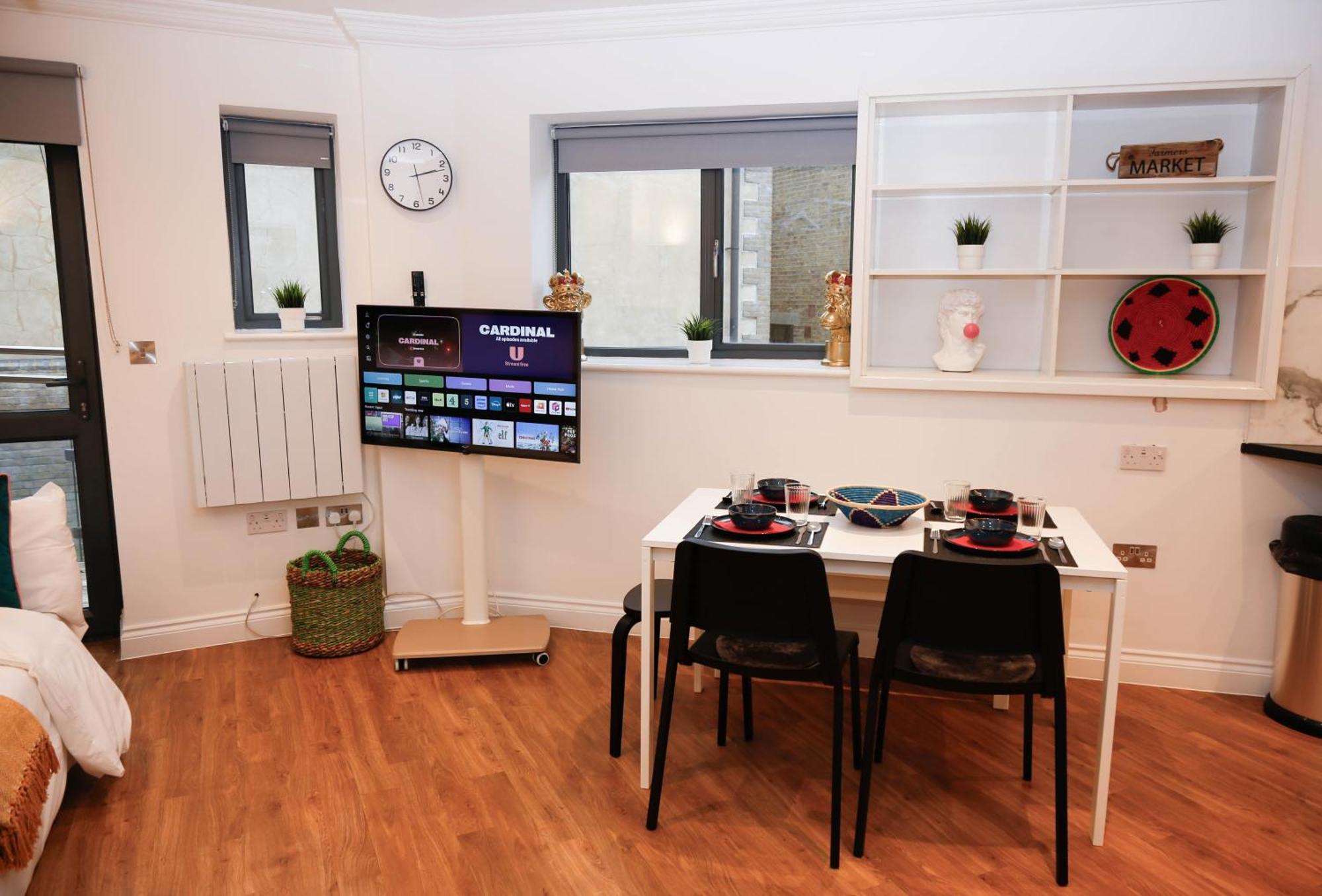 New Luxury Apartments In Central Location Next To Shops, Cafes, Bars & Metro 런던 외부 사진