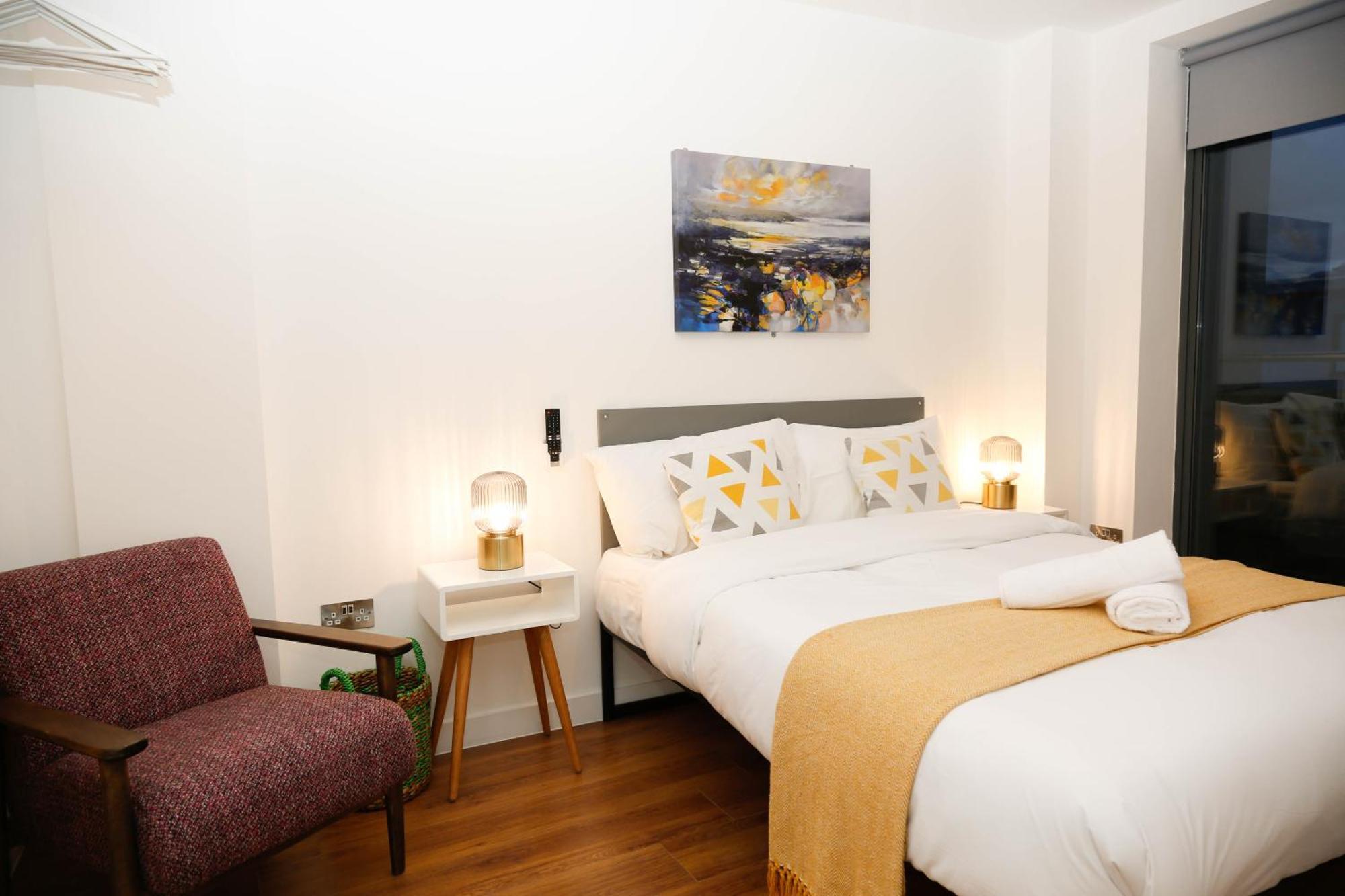 New Luxury Apartments In Central Location Next To Shops, Cafes, Bars & Metro 런던 외부 사진
