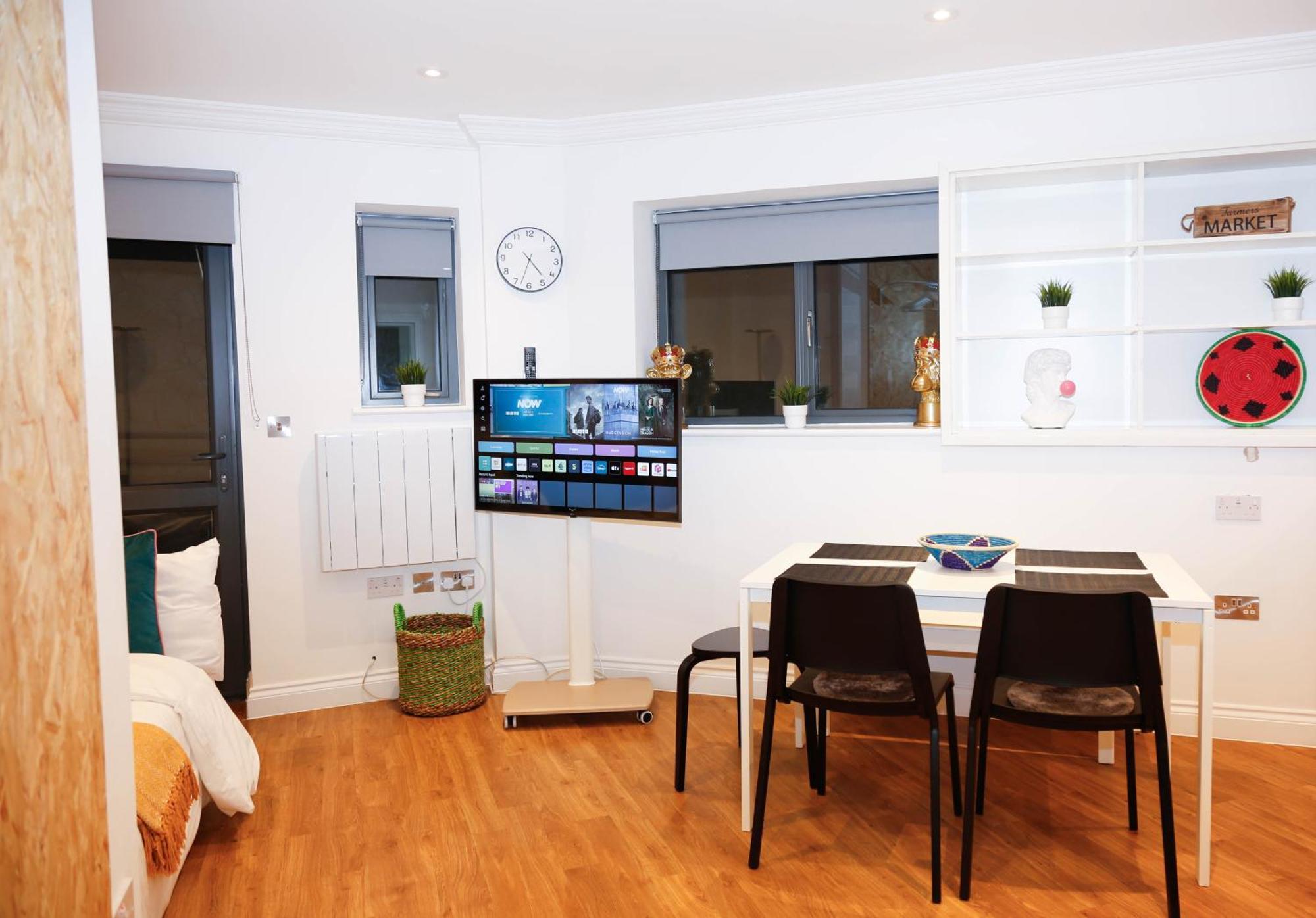 New Luxury Apartments In Central Location Next To Shops, Cafes, Bars & Metro 런던 외부 사진