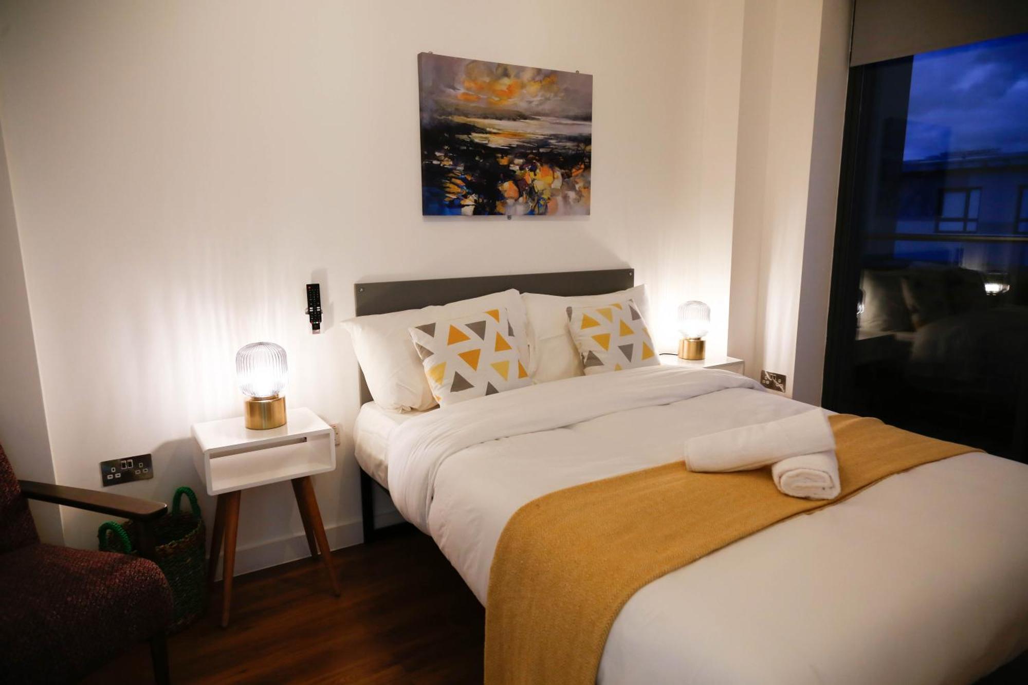 New Luxury Apartments In Central Location Next To Shops, Cafes, Bars & Metro 런던 외부 사진